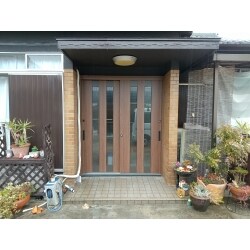 寒さの原因であった大きなガラスの古いタイプ玄関引き戸を、新しいデザインの玄関引き戸に入替えました。