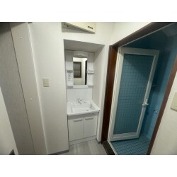 賃貸にされる戸建住宅の洗面室の間取り変更をご相談頂きました。洗面室の使い勝手を良くするために、隣接する洋室に洗面室を拡張して洗面化粧台を設置するプランをご提案しました。洗面室の奥行分、洋室の方へ出っ張りができましたが、上部を物置棚として使用することができます。出入口は廊下の方に引き戸を取付けて、洋室を通らなくても出入りできるようになり動線も良くなりました。