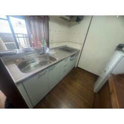 シンクが水漏れしているので、シンクのみの交換をしようと思っていたがコンロも含めて交換しないと難しいと言われたため、キッチン全体の交換を検討していますとご相談頂き、キッチン入替え工事をご依頼頂きました。