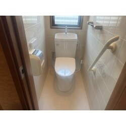 トイレの床がタイル張りで冬は冷えるため、クッションフロアにされることをご提案させて頂きました。タイルの床に直接クッションフロア張るとタイル目地の影響でデコボコするため、下地工事で嵩上げを行い、クッションフロアを張りました。新しいトイレ、TOTO「ピュアレストQR」は、使用するたびに自動でキレイ除菌水を吹きかけて、汚れを制御する機能があり、継ぎ目のない便座なので、トイレのお掃除が楽になったとお喜び頂きました。