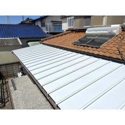 屋根がさびつき雨漏りが心配。