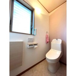 素敵なアクセントクロスで落ち着けるトイレ空間に！