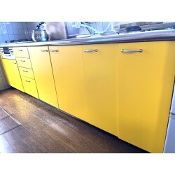キッチンの扉の面材のお張替と取っ手の交換をしました