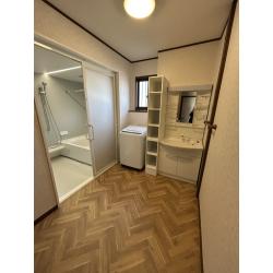 ユニットバス交換と洗面化粧台の交換、洗面室壁紙・床材張替えの工事になります。
最新設備に加え、床材も新しくガラッと変えたためとても印象が変わりました。