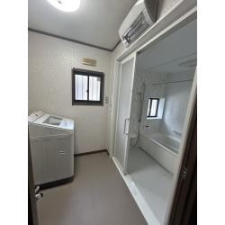 白基調のシンプルユニットバス