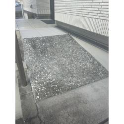 車いすでの生活に支障をきたしていた玄関ポーチの段差をなくし、スムーズに移動できるようになりました。