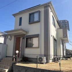 外壁がALC・屋根がスレートの為、外壁と屋根塗装工事を行いました。 お色につきましては、カラーシミュレーションをご利用頂きお色を決定して頂きました。綺麗な配色に仕上がりとても嬉しく思います。