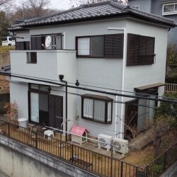 外壁のひび割れ補修や軒樋には落ち葉避けネットの設置、網戸の新規交換なども行いお家全体がスッキリしました！
外壁塗装と付帯部塗装でスタイリッシュに仕上がりました！