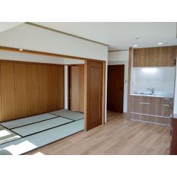 お部屋全体の様子。
内装は天井・壁はクロスの貼替えを行い、床はフロアタイルをご提案しました。