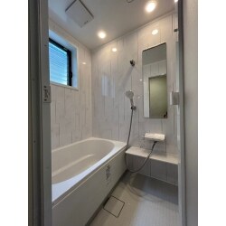 LIXILのユニットバス【リデア】を施工させて頂きました。内装も明るいイメージに一新し、お施主様には大変ご満足頂けました。