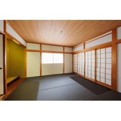 既存部を活かしながら、樹脂畳などの採用でモダンに、使いやすく生まれ変わった和室。ホワイトをベースに、モノトーンでシックなまとまり感のあるインテリアに仕上がったリビング。もちろん見た目だけでなく、動線改善やサッシの入れ替えで使いやすく、「必要」を満たしたリノベーション。新築のような喜びが、もう一度蘇ります。