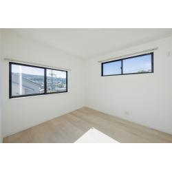 2階にあった和室は、家族の寝室として使いやすい洋室に転換。既存の収納もそのまま活用しつつ、建具やクロスの刷新で見た目も美しく。