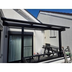 今後、シャッターの点検等も行いやすいように取付しております。
雨の日でも濡れることなくバルコニーで作業ができます。