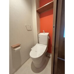 オレンジのアクセントクロスによりトイレ空間が明るく楽しい雰囲気となりました。