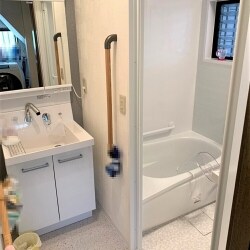 浴室と洗面化粧台を交換させて頂きました。
お風呂はTOTOのサザナ1216サイズ、洗面化粧台はLIXILのピアラW600です。
施工前は1116サイズでしたが、サイズアップ可能だっため1216サイズを施工させて頂きました。