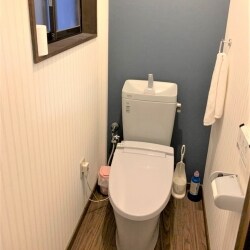 LIXILのアメージュZを施工させて頂きました。
背面にアクセントクロスを入れることでオシャレなトイレルームとなりました。