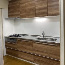 クリナップのラクエラを施工させて頂きました。
扉カラーが多彩で、デザイン性・機能性にすぐれたシステムキッチンです。
キッチン交換に伴いキッチンと袖壁の間に隙間が生じたため、袖壁を作り直しさせて頂きました。
