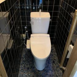LIXILのアメージュZを設置させて頂きました。
節水機能があり、フチなし構造で掃除のしやすい構造となっています。
内装はそのままでトイレのみの交換となっています。