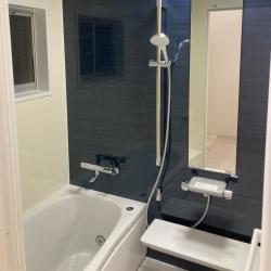 お風呂・洗面化粧台・トイレを交換させて頂きました。
お風呂は在来からシステムバスに交換、洗面化粧台は洗濯機の位置を変更し洗面台の横にキャビネットを設置させて頂きました。
トイレは横幅に余裕がないため、奥行を広くとらせて頂きました。