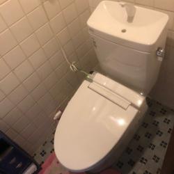隅付きタンク式便器から密結タンク式便器にリフォームさせて頂きました。
トイレはLIXILのアメージュZを設置させて頂きました。
