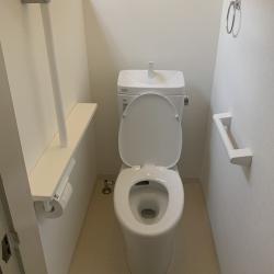 和式トイレから洋式トイレに変更させて頂きました。
バリアフリー化との希望もあり、手摺を2か所設置させて頂きました。
便器はLIXILのアメージュZを設置させて頂きました。