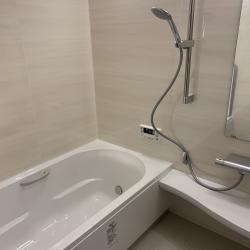 お引越し先のお風呂を新しくしたいとのことで施工させて頂きました。
LIXILのリノビオVを設置させて頂きました。
ライフスタイルに合わせた多彩なプランで快適な入浴空間を実現でき、掃除がラクな「まる洗いカウンター」や保温性の高い床・浴槽など、お手入れ性と心地よさを両立した浴室となっています。