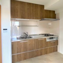 中古マンション購入し、転入に伴う全面改装をさせて頂きました。
内装工事のみで住めそうなほど状態の良い物件でしたが、お客様のご希望、こだわりを反映させたリフォームとなりました。
キッチンはクリナップのラクエラ、お風呂はTOTOのリモデルバスルール、トイレはLIXILのアメージュZ、洗面化粧台はトクラスのエポックです。
洋室のクロスにはアクセントとして、お客様自身が海外から取り寄せたものを使用させて頂きました。