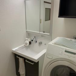 洗面化粧台の交換と脱衣所の改装をさせて頂きました。
水漏れにより、脱衣所の床に穴が開いていたため、床を補修させて頂きました。
洗面化粧台はLIXILのピアラを設置させて頂きました。