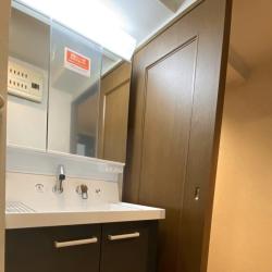 洗面化粧台が経年劣化により、不具合が生じていたため交換のご依頼を頂きました。
洗面化粧台はLIXILのピアラを設置させて頂きました。
LIXILの洗面化粧台「ピアラ」は、広く使いやすいボウルと回転式水栓を備え、家事や身支度がしやすいのが特徴。収納力や清掃性にも優れ、コストパフォーマンスの高いスタンダードモデルです。