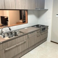 大理石調のフロアでキッチンが別空間に