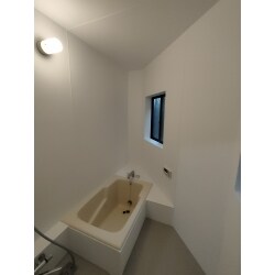 在来浴室で浴室サイズがいびつなため、ユニットバスを入れようと思うと浴室内が小さくなるため天井、壁はパネル敷設。床はシート敷設でユニットバス風にリフォームしました。