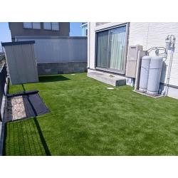 全体を人工芝にし、家庭菜園が出来るように一部は土のままにしました。夏には大きなプールを出して子供たちも大喜びです。