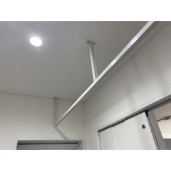 洗面所に取り付けました。洗濯機から一時的に洗濯物掛けたり、部屋干し出来るようになりました。