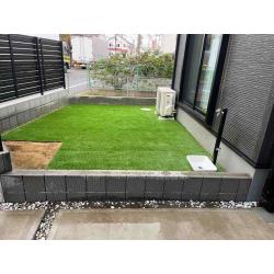 建物外周も人工芝を敷いた為、明るい雰囲気に‼