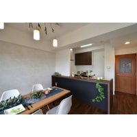 キッチンの壁と吊り戸を取り払い、開放的で明るいキッチンに