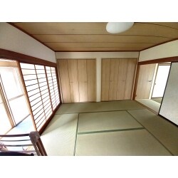 床の間と押入れをクローゼットに変更し、砂壁をクロスに張り替え、畳を変えたことで暗かった和室が明るくなりました。
