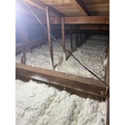 住まい全体の断熱性能を向上させるため、床下と屋根裏に発泡ウレタン断熱材を吹き付け施工しました。発泡ウレタンは細かな隙間にも密着し、高い気密性で熱損失を抑制。これにより冷暖房効率がアップし、冬の底冷えや夏の屋根からの熱侵入を防ぎ、室内の温度を安定させます。さらに、リビングとサンルームの間の掃き出し窓を真空ガラスに変更し、断熱性を強化。今回の断熱リフォームで、快適性・省エネ・耐久性の三拍子が揃った住環境へと生まれ変わりました。
