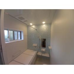 出窓台にひび割れが入り、浴室リフォームを決意されました。これまでの出窓は大きく、断熱や防犯の面で気になっていたため、思い切って小さな窓に変更。その結果、浴室全体の快適性が向上し見た目もすっきり。さらに、リフォーム補助金を活用出来たことで、費用面でもお得にリフォームを実現出来ました。