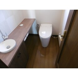 手洗いカウンターもフラットになり、カウンター下に収納も出来て使いやすさは◎
木目調で統一感を出し、タンクレストイレで広々し、全体的に明るい空間になりました。