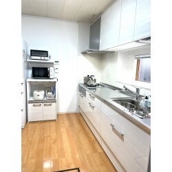 長年使用していたキッチンの天壇の劣化が気になり、リフォームをご依頼いただきました。
その際に、米びつ付きのキャビネットもキッチンと統一して変更されました。
壁紙も床も貼り替えて、明るく温かみのあるキッチンに生まれ変わりました。
お施主様も「80歳でも使いやすいキッチンになって良かった」とおっしゃっていただきました。