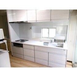 汚れに強い、熱に強い、キズや衝撃に強い、安心素材のホーローのシステムキッチンを採用。
空間が明るくなるベージュ系のキッチンで上品な印象に。
