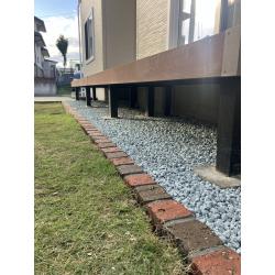 ウッドデッキ下の防草対策を行いました。