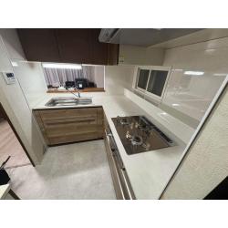 クリナップの上位シリーズ「CENTRO（セントロ）」を設置することで、調理スペースや収納の使い勝手が大きく向上しました。高いデザイン性を備えたキッチンに生まれ変わり、空間全体がすっきりと洗練された印象になったことに加え、日常の家事動線もよりスムーズになりました。見た目と機能の両立が叶い、快適なキッチン環境を実現することができました。