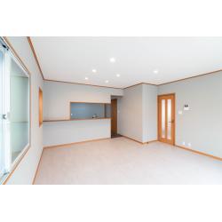 中古住宅をご購入後、全面リフォームで快適な住まいへ一新。
水回り4点の全交換をはじめ、床・クロスの全面貼替、
リビングへの二重窓設置、庭へのテラス屋根新設など、
内外にわたって幅広くリフォームを実施しました。
間取りはそのままに、設備・内装・外構をトータルで整えることで、
新築のような快適さを実現した施工事例です。