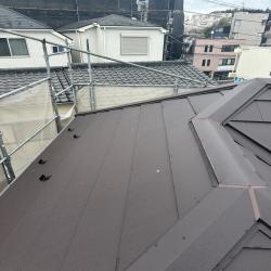 屋根重ね葺き工事の施工事例です！
今後も長くお住まいになるというご希望から金属屋根・スーパーガルテクトでの施工をご提案させていただきました！
お客様のご要望にあわせた工事プランをご提供いたします！