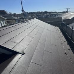 金属屋根のカバー工法を施工しました。
金属屋根は耐久性が高く、雨漏りにも強いため、非常に人気の屋根材です！