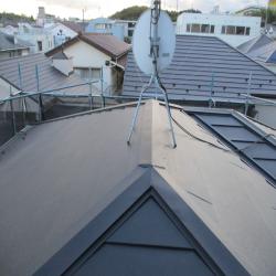 屋根重ね葺き工事の施工事例です。
屋根の劣化が確認できたため施主様に状況をお伝えし、
スーパーガルテクト(金属屋根)のカバー工事をご提案させていただきました。
アンテナが中央にあったので慎重な作業となります。