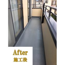 ベランダ防水工事の施工事例になります。
屋根や外壁同様にベランダも塗装する必要があります。
もちろん同じ塗料は使用しませんし、防水工事にも様々な工法があります。
弊社ではこのような防水工事も行っているので、お任せください！