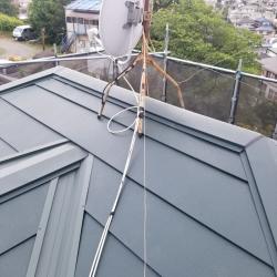 屋根重ね葺き工事の施工事例になります。
施工写真でご確認いただけますが、屋根材の劣化が著しい状態だったので
本工事をご提案させていただきました。
雨の多い時期には、工事期間の短い屋根重ね葺き工事はピッタリかもしれませんね。