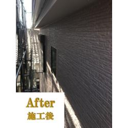 「外壁塗装工事」の施工事例です。
塗装して塗膜を作ることにより、劣化した外壁を風雨や紫外線などから守ってくれます。
定期的なメンテナンスを行い、建物の耐久性を高めることで、劣化の原因から自宅を守ります。
経年劣化で生じるサインを見落とさないように気をつけてください。